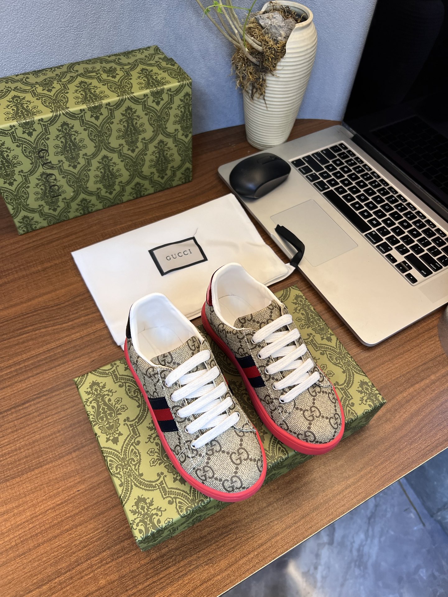 Children's shoes child